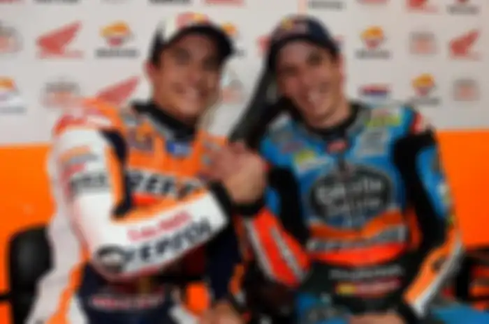 Alex Marquez (kanan) resmi bergabung ke tim Repsol Honda untuk MotoGP 2020 menggantikan Jorge Lorenzo.