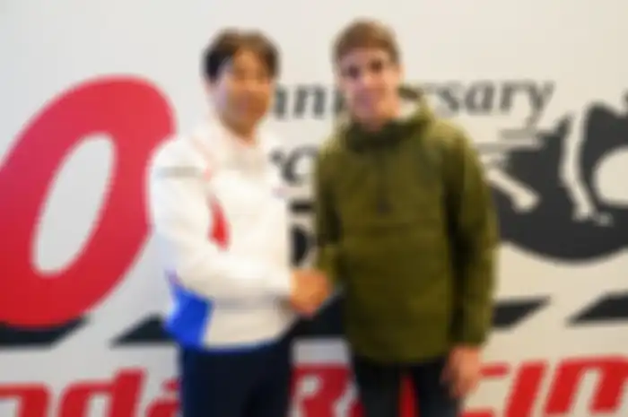 Alex Marquez (kanan) bersama Tetsuhiro Kuwata selaku direktur Honda Racing Corporation sah mengontrak Alex Marquez gantikan Jorge Lorenzo di Repsol Honda Team