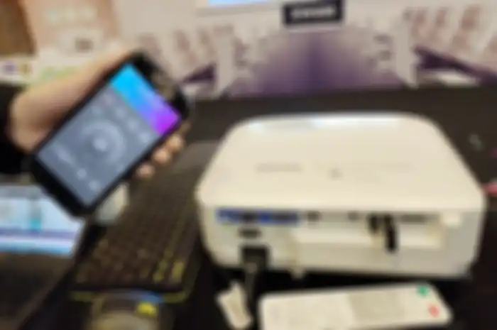 Smart proyektor BenQ bisa dikontrol lewat smartphone Android atau iPhone