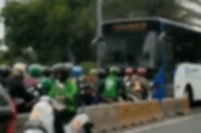 Pengendara motor yang maksa supir Transjakarta untuk mundur di kawasan Dukuh Atas, Jakarta.