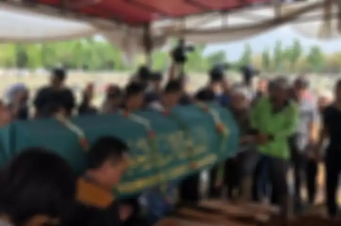 Potret menyedikhkan di prosesi pemakaman Cecep Reza