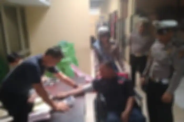 Pemohon SIM tengah menjalani pemeriksaan kesehatan.