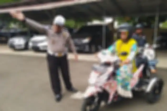 Polisi memberikan pengarahan kepada seorang pemohon SIM disabilitas.