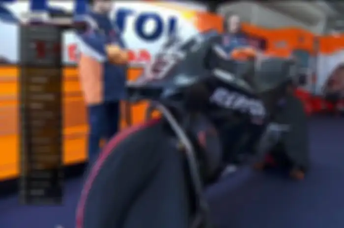 Tampilan motor MotoGP Honda RC213V aerofairingnya mirip-mirip empunya Ducati Desmosedici GP