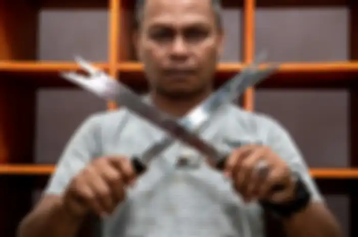 Kepala Desa Lenganeng, Hesky O. Sasundu sedang memperlihatkan jenis Parang adat Suku sangihe atau yang terkenal dengan nama Peda Sanger. 