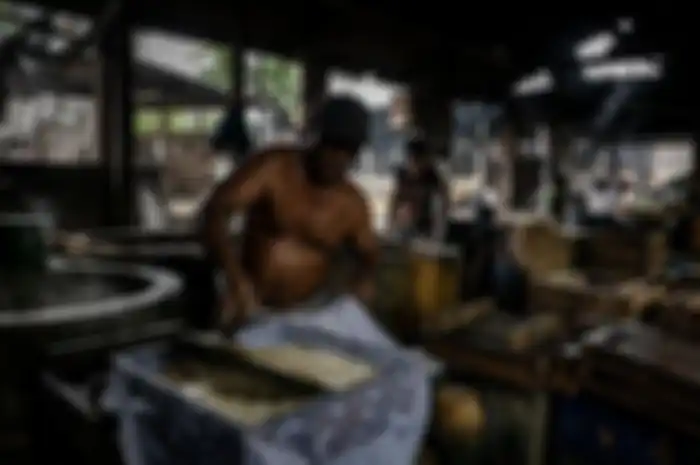 Proses produksi tahu dari kedelai oleh tukang pembuat tahu 