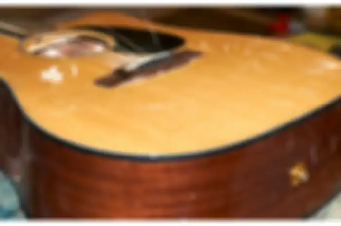 Ilustrasi gitar terkelupas