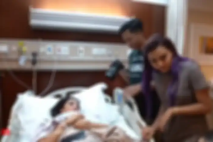 Azriel merekam momen saat Ashanty operasi