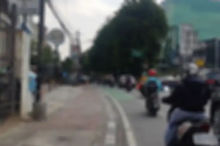 Sebanyak 35 pengendara motor ditilang,  akibat melintas di jalur sepeda di Tomang, Jakarta Barat.