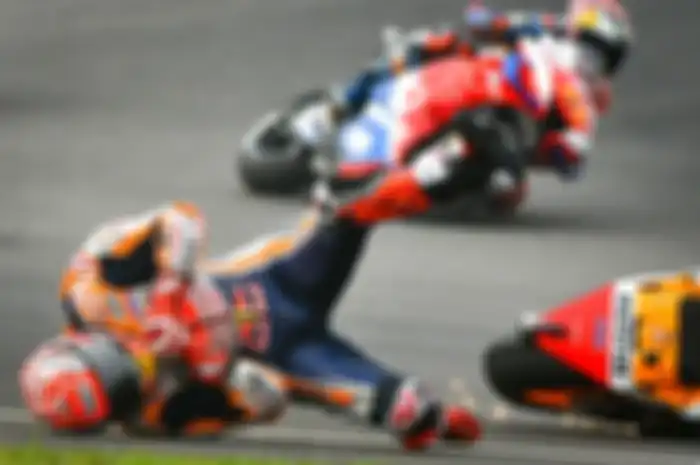 Marc Marquez terjatuh di MotoGP Malaysia yang juga menjadi salah satu pemicu dislokasi bahu setelah crash di tes Jerez