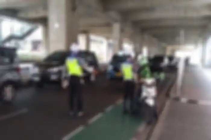 129 pemotor langsung ditilang karena masih bandel melintasi jalur sepeda di hari pertama.