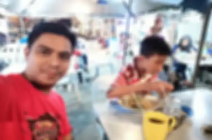 Anak tersebut belajar sendiri untuk mengetahui sesuatu.