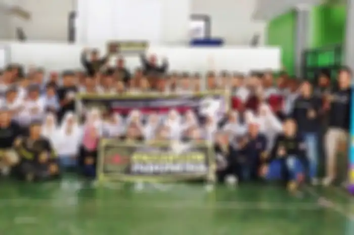 Komunitas motor Maxiflow Indonesia kampanyekan bahaya main Hp sambil naik motor kepada para pelajar SMA.