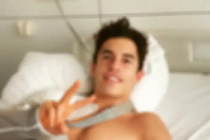 Kondisi Marc Marquez tergolek di rumah sakit usai proses operasi bahu kanan di rumah sakit Hospitari Dexeus Spanyol