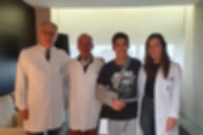 Marc Marquez langsung pulang setelah menjalani operasi bahu kanan di rumah sakit Universitari Dexeus Barcelona, Spanyol (28/11/2019)