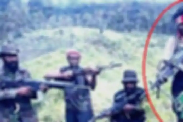 Sosok Egianus Kogoya (dilingkari) yang dianggap oleh TNI/Polri sebagai orang yang paling bertanggungjawab terhadap berbagai aksi penembakan di Kabupaten Nduga, Papua.