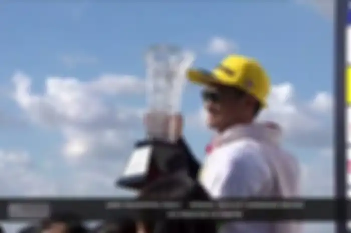 AM Fadly mengangkat piala juara ARRC AP250