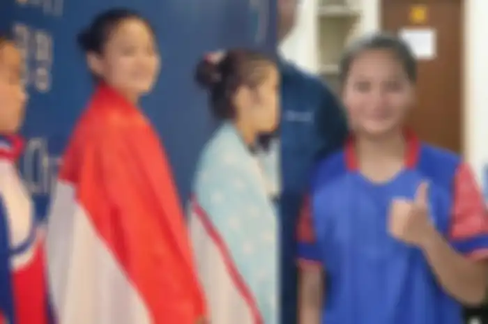 Atlet cantik ini berhasil mengharumkan nama Indonesia dengan menyabet emas dari cabang olahraga angkat besi ini, siapa dia?