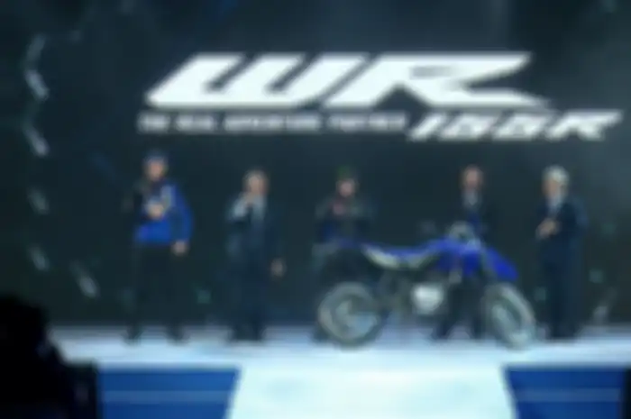 Maverick Vinales (tengah) di acara launching produk baru Yamaha di JIExpo Kemayoran Jakarta, (2/12/2019)
