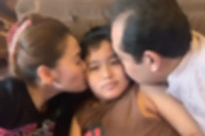 Inul Daratista bersama suami dan anaknya