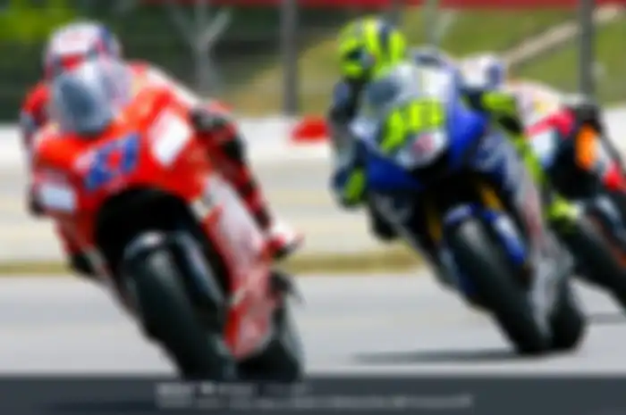 Casey Stoner (#27) membalap di depan Valentino Rossi (#46) dan Dani Pedrosa dalam balapan MotoGP Catalunya di Sirkuit Catalunya, Spanyol, 10 Juni 2007.