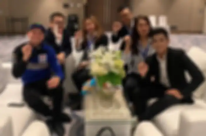 Galang Hendra Pratama (paling kanan) bersama Michael van der Marck (paling kiri) tetap berkiprah di WSBK musim depan. Hanya saja, Galang Hendra masih bikin penasaran soal kelas apa yang diikutinya di tahun depan
