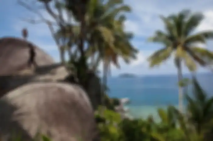 Wisatawan menikmati suasana di kawasan wisata Batu Sindu, Ranai, Natuna, Kepulaua Riau, Jumat, 11 Oktober 2019. Natuna merupakan lokasi wisata yang telah ditetapkan sebagai Geopark Nasional. 