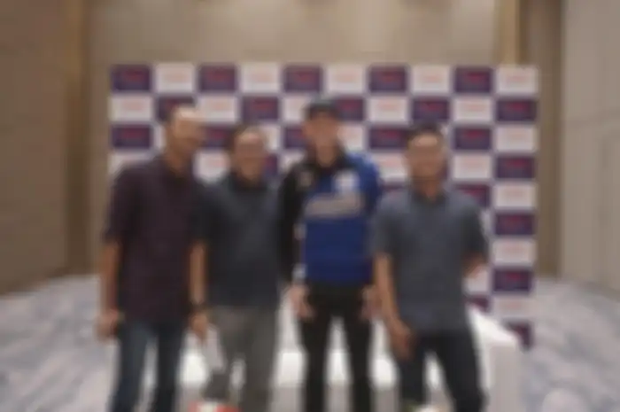 Michael van der Mark, pembalap WSBK dari tim Pata Yamaha Official WSBK yang juga pembalap Belanda mengaku siap jadi WNI kalau ada tawaran naturalisasi dari pemerintah Indonesia