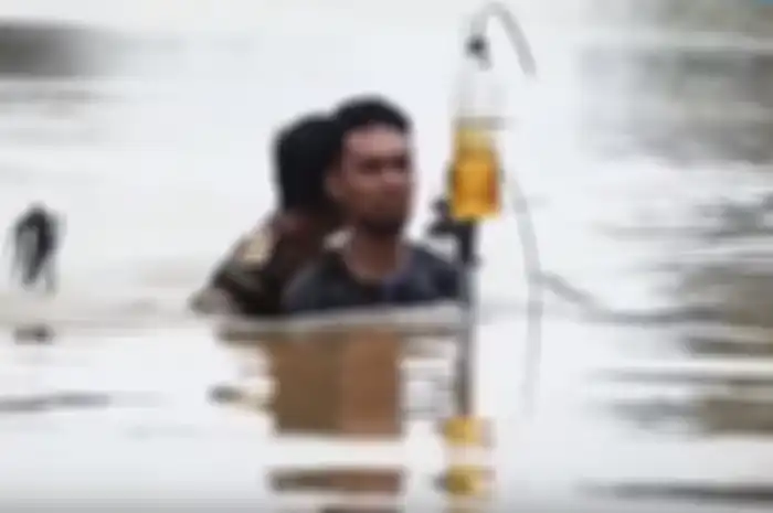 Motor ampibi bisa berenang sampai leher pengendara