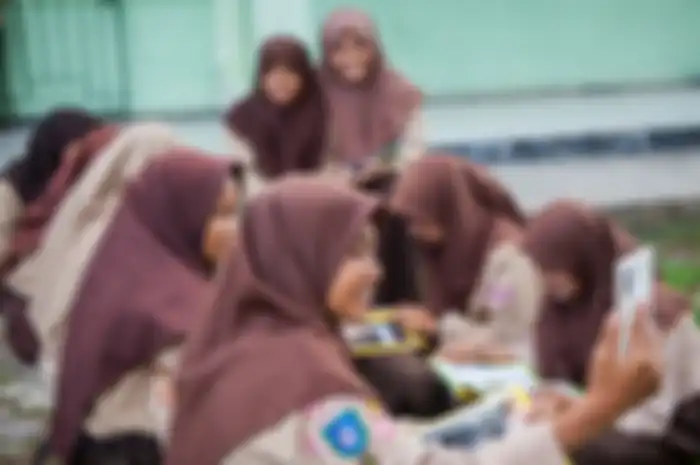 Siswi SMP N 2 Bunguran Timur, Amanda menghubungi rekannya menggunakan layanan panggilan video di sekolah tersebut, di Kota Ranai, Natuna, Rabu, 9 Oktober 2019. Sekolah tersebut tengah bersiap menghadap Ujian Nasional Berbasis Komputer (UNBK) dengan memanfaatkan layanan internet yang disediakan oleh 