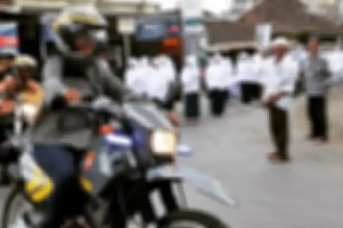 Susi Pudjiastuti naik motor Suzuk DR400