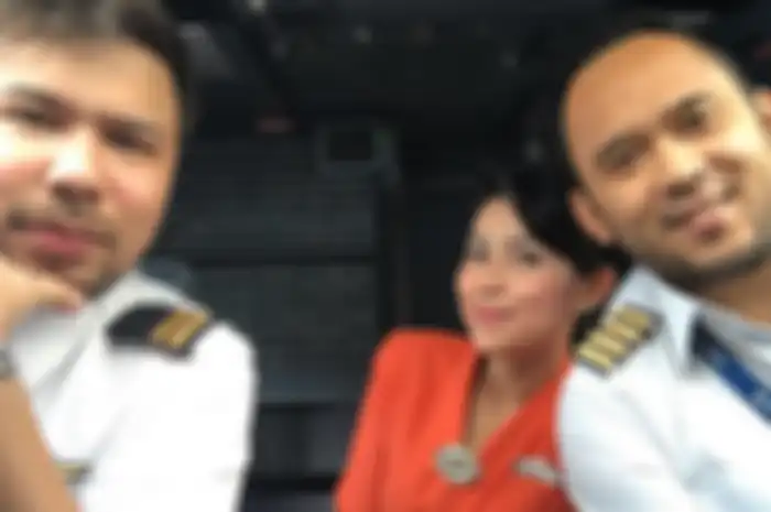 Henny Dwisetya saat masih menjadi pramugari