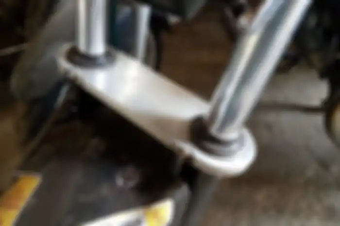 Stabilizer sokbreker depan , bikin motor lebih nurut saat di tikungan