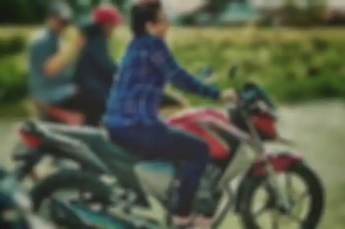 Susi Pudjiastuti naik motor Honda Megapro