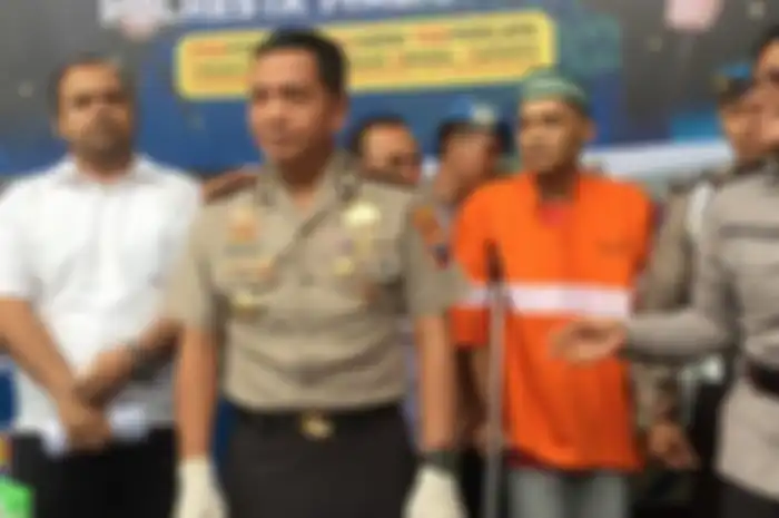 Kapolresta Malang Kota melakukan jumpa pers setelah kembali menangkap Adrian Fairi alias Ian yang sebelumnya sempat kabur bersama 3 tahanan lain. 