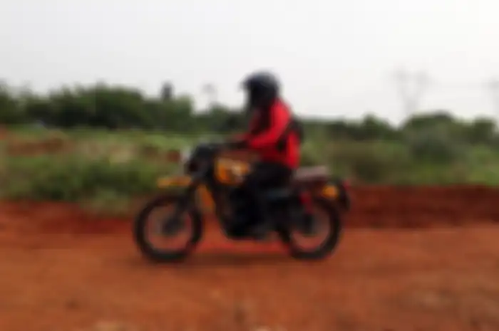 Kawasaki W175TR tetap nyaman saat dikendarai di jalanan tanah.