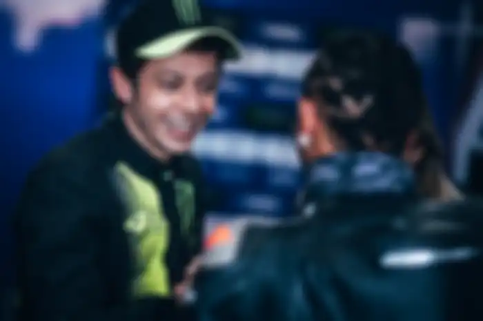 Rossi bersalaman dengan Hamilton sebelum balapan.