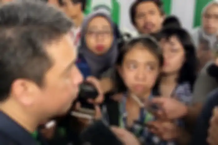 Ridzki Kramadibrata saat diwawancarai oleh wartawan.
