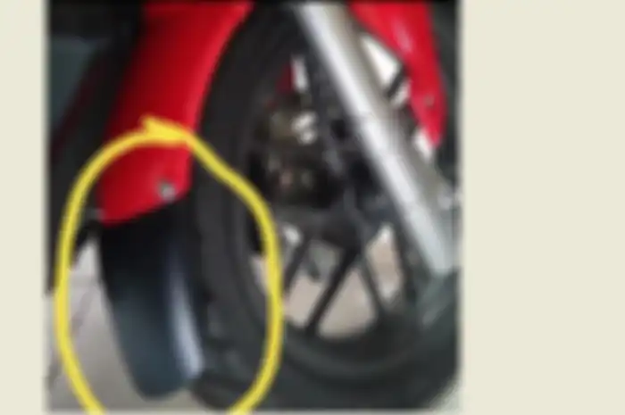 Pasang sepatbor tambahan di Honda ADV150 untuk penahan cipratan
