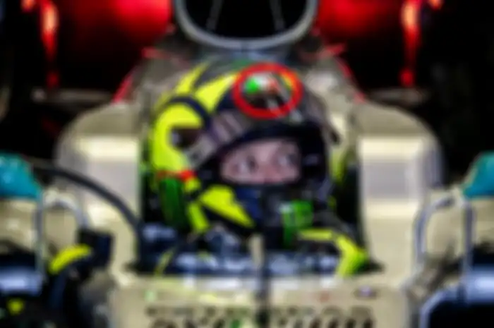 Helm Valentino Rossi saat menggeber mobil Mercedes F1 di sirkuit Ricardo Tormo Valencia (9/12/2019) logo luarnya terpampang AGV (lingkaran merah) sementara Stilo terlihat di busa dalam (tanda panah merah).