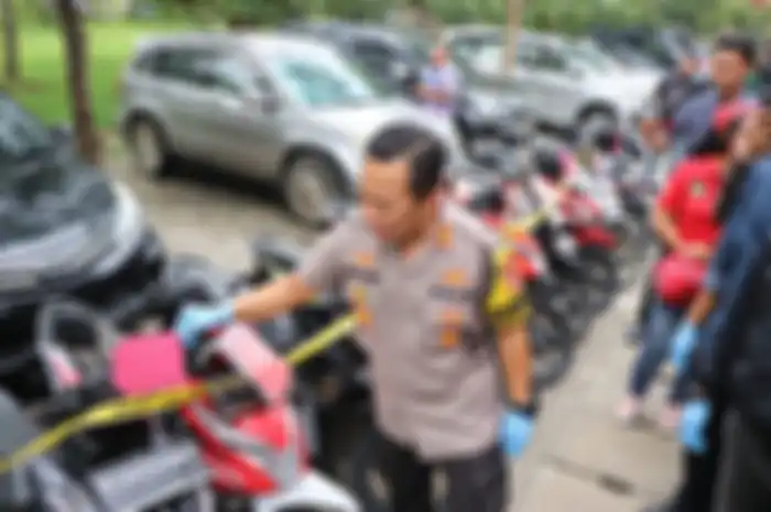 Kapolresta Tangerang AKBP Ade Ary Syam Indradi  sedang mengecek motor hasil curian