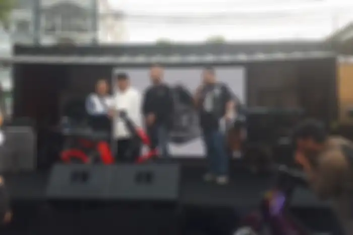 Bikers Dakwah bersama perwakilan IIMS, memberikan sepeda listrik kepada Yayasan Yatim