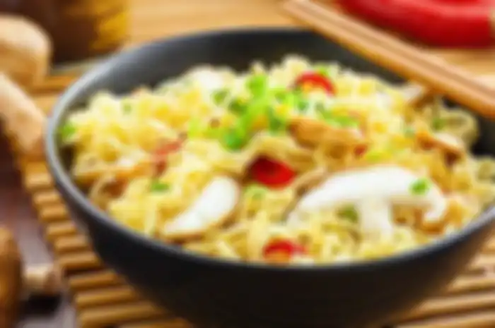 Cara mengonsumsi mie instan yang lebih sehat