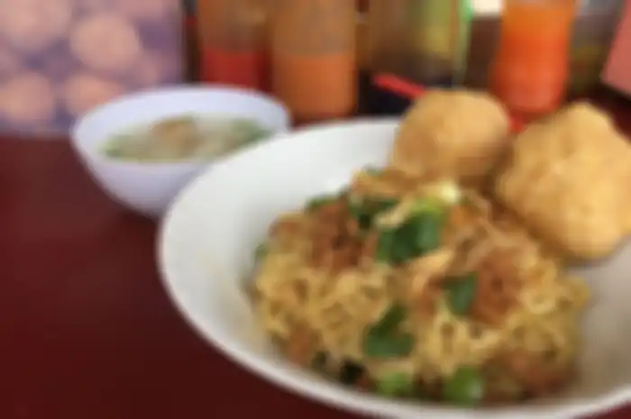Bakmi Bangka Aloiy 777 dengan makanan pendamping bakso goreng ayam