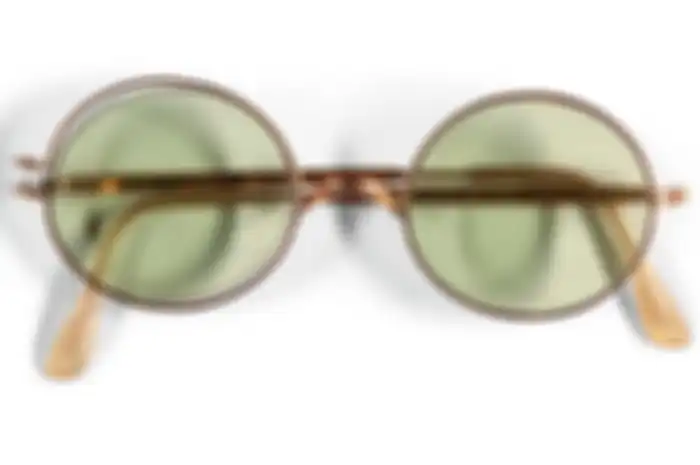 Kacamata rusak milik John Lennon