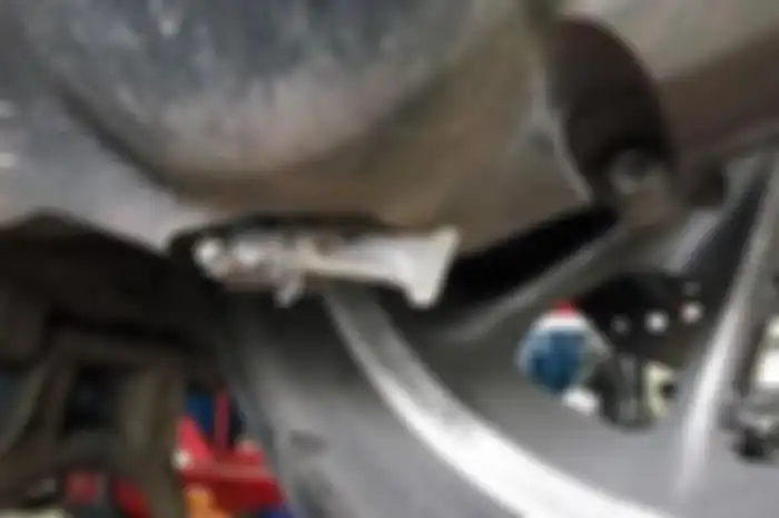 Cabut slang buntu di bawah CVT untuk membuang air yang masuk