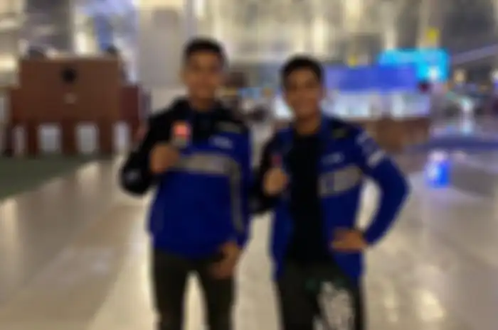 Galang Hendra Pratama (kanan) bersama M Ferozi Toreqotullah jelang ronde terakhir WSSP300 Qatar beberapa waktu lalu. Musim Galang Hendra Pratama naik kelas ke World Supersport 600 (WSSP)