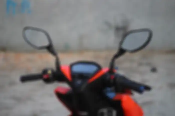 Spion menggunakan kepunyaan Honda Click Thailand