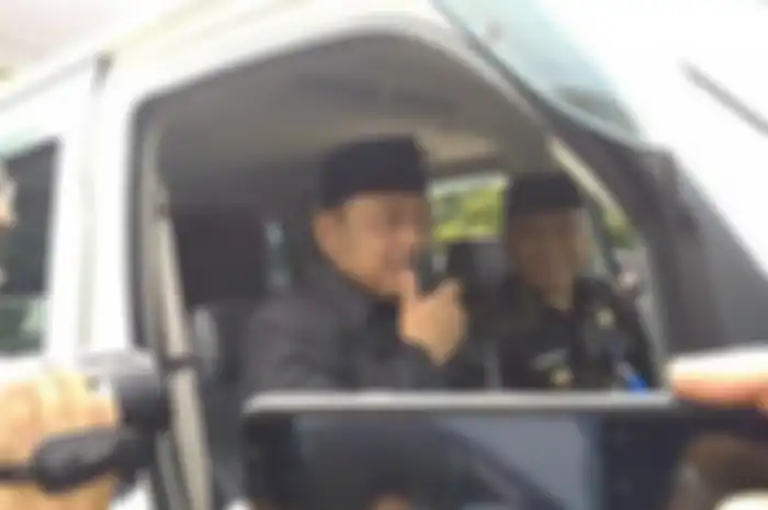 Wali Kota Tegal, Dedy Yon Supriyono, bersama wakilnya, Muhamad Jumadi, mencoba mobil Daihatsu Grand Max dari Kementerian PPPA di Balai Kota Tegal, Senin (23/12/2019). 