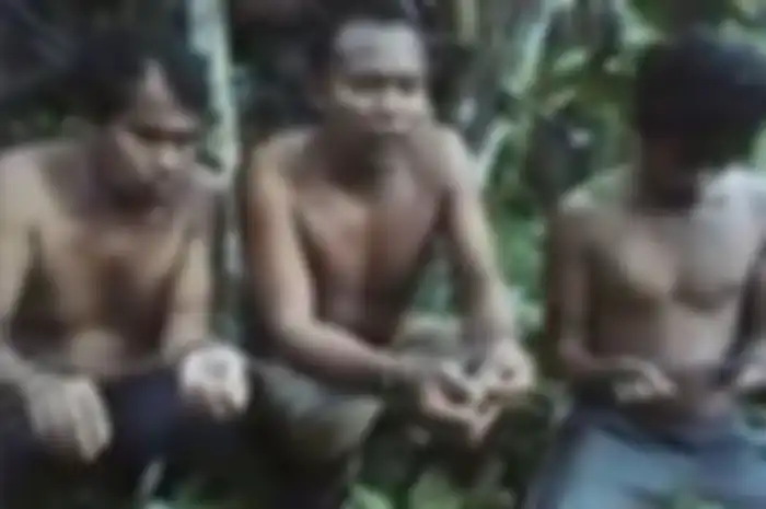 (Foto Ilustrasi) Tiga nelayan Indonesia ketika dihadapkan dalam rekaman video yang dirilis Abu Sayyaf pekan lalu. Ketiganya ditangkap September lalu, di mana Abu Sayyaf meminta tebusan Rp 8 miliar.